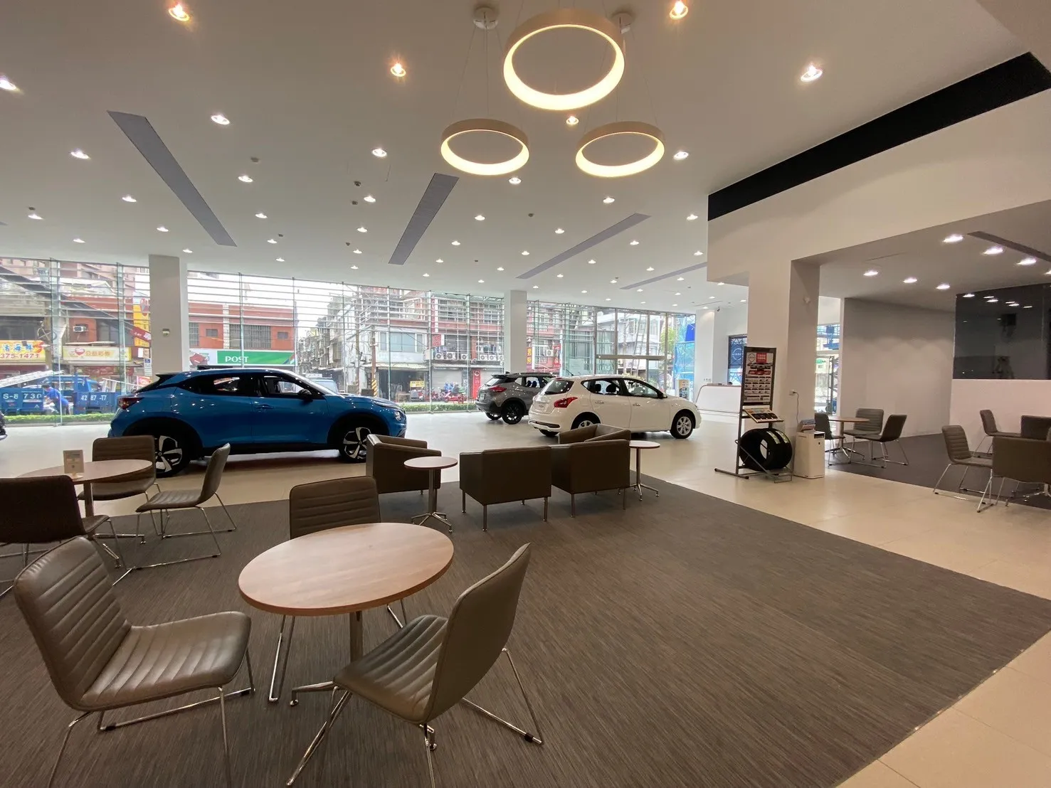 無論是新成屋的風格塑造、舊屋翻修與老屋新生的全面健檢，或是提升品牌形象的商業空間設計，我們皆提供高度客製化的解決方案。我們深入了解您的需求，精準規劃格局、動線與機能，真正做到「為您而設計」，讓每個空間都擁有獨特的靈魂。